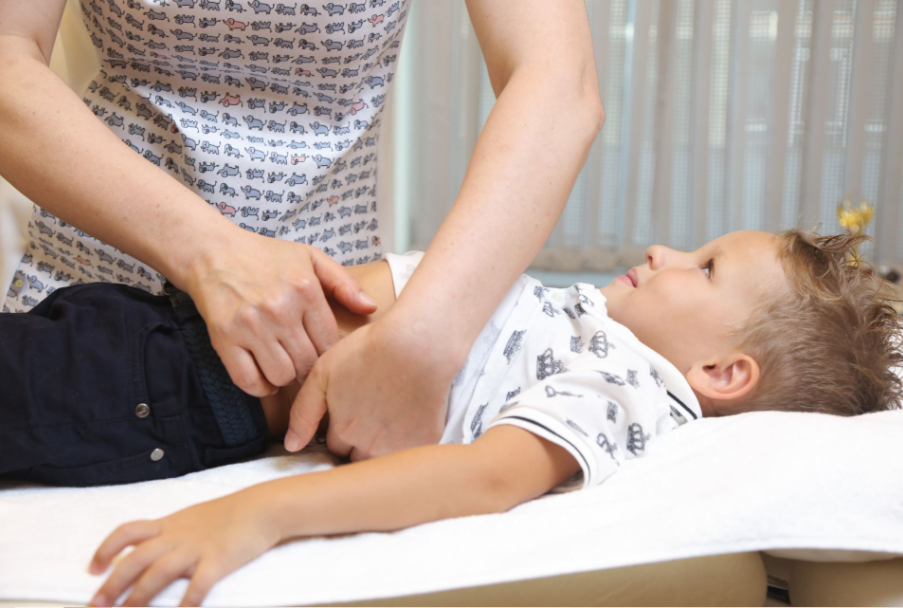  У детей этого возраста остеопатия может помочь справиться с проблемами опорно-двигательного аппарата, нарушениями осанки, головными болями, а также улучшить общее физическое и психологическое состояние