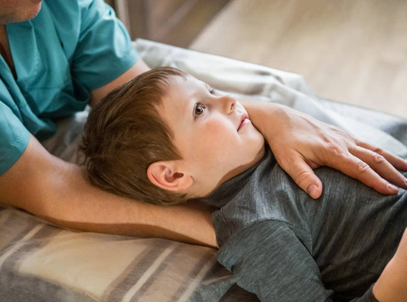 Для младенцев остеопатическое лечение включает мягкие манипуляции, направленные на восстановление нормального положения тела и улучшение общего самочувствия